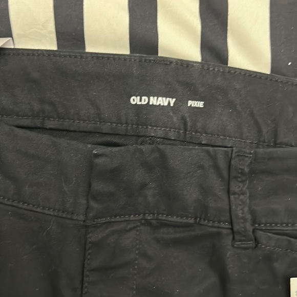 NWT Old Navy ⚓️ Mid-Rise Pixie Pants Black Size 10 - Picture 2 of 5